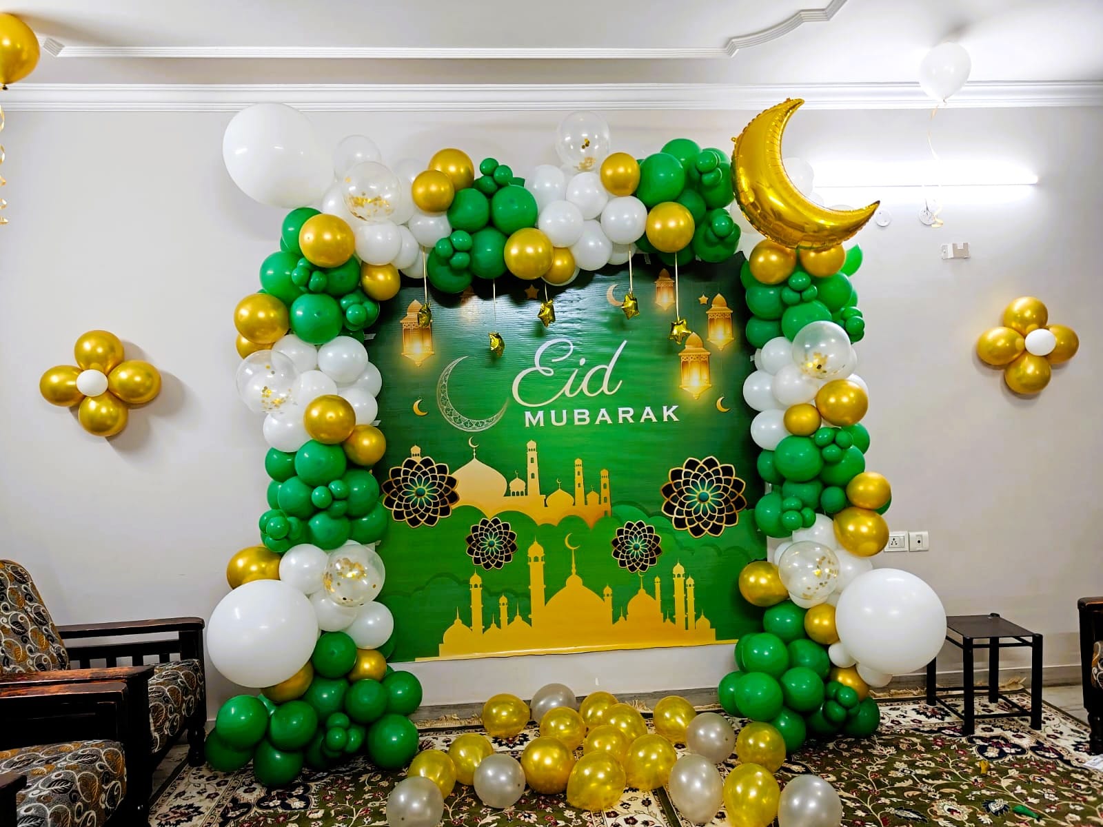 Green-and-gold-festive-celebration-decoration-with-balloon-backdrop